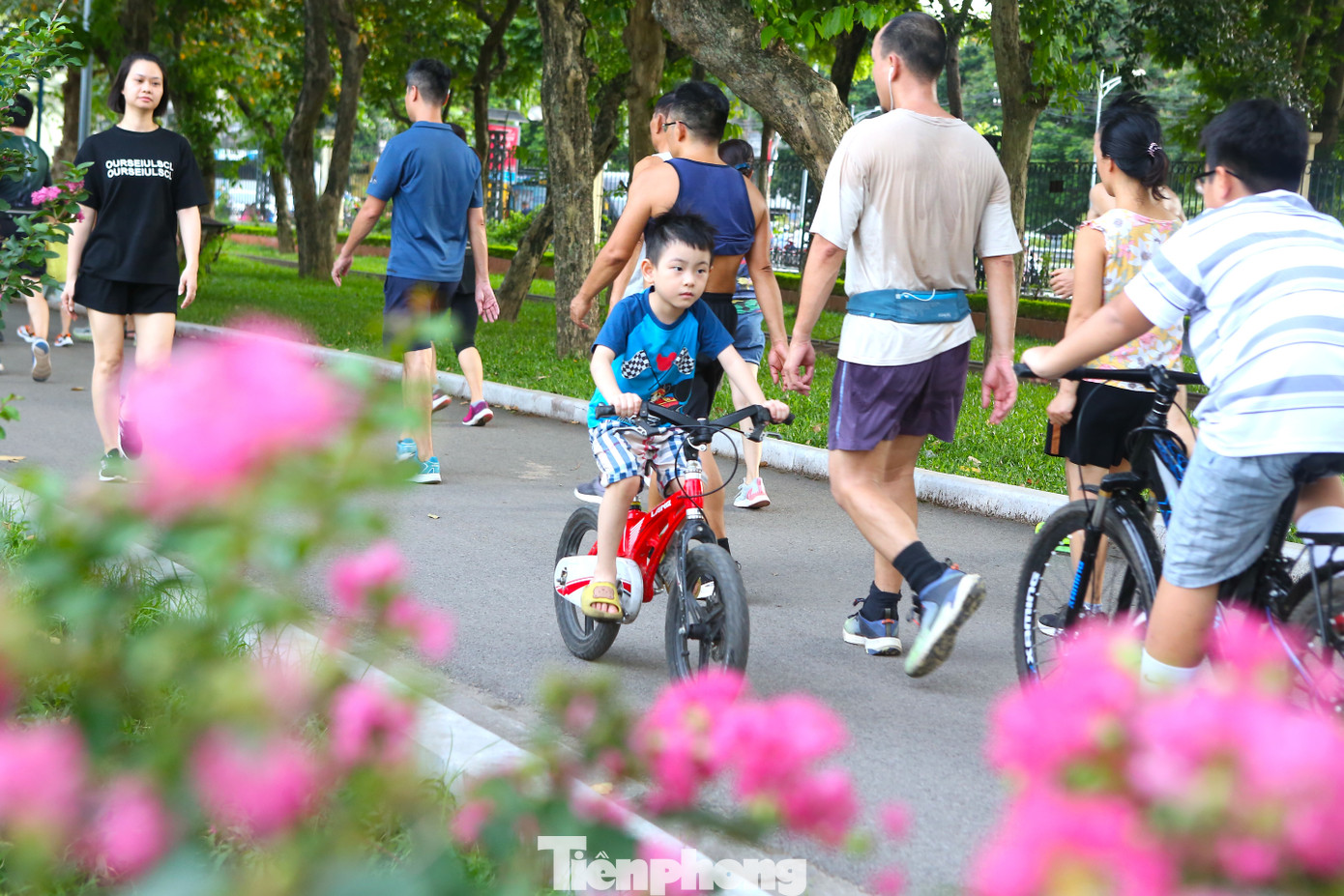 Con đường hoa nở rực rỡ tạo cảnh quan đẹp phục vụ cho người dân tới công viên thể dục, vui chơi.