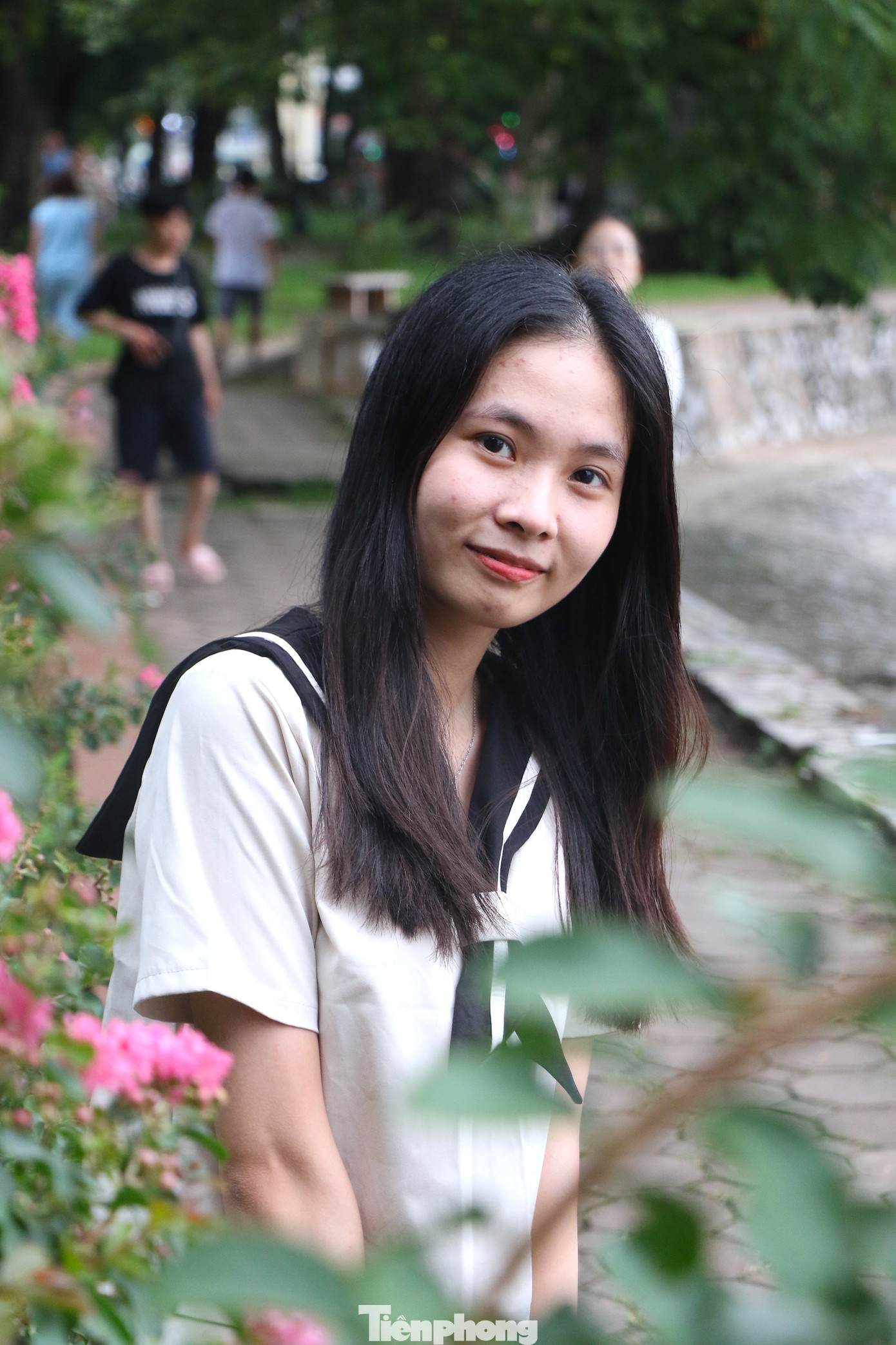 Minh Hà (Hai Bà Trưng, Hà Nội) tranh thủ cuối tuần tới con đường hoa để lưu giữ vẻ đẹp của loài hoa này: “Biết đến con đường hoa tường vi đang vào độ nở rộ, mình và bạn bè đã tới đây để check-in. Cảnh quan đẹp với không gian thoáng đãng, mình đã có nhiều bức hình làm kỉ niệm".