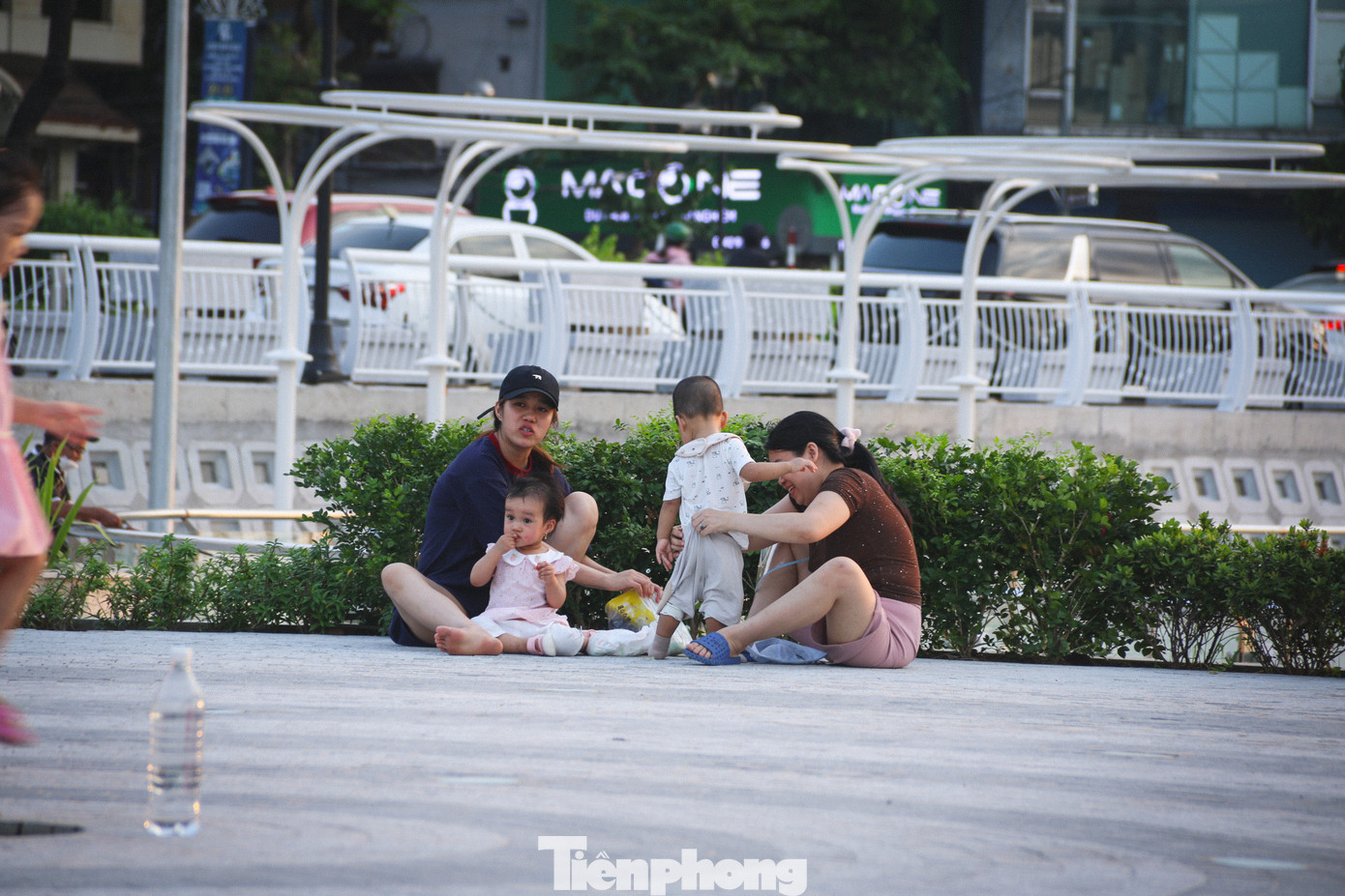 Nhiều gia đình đưa con nhỏ tới đây để đi dạo, tập thể dục. Nhiều gia đình đưa con nhỏ tới đây để đi dạo, tập thể dục.