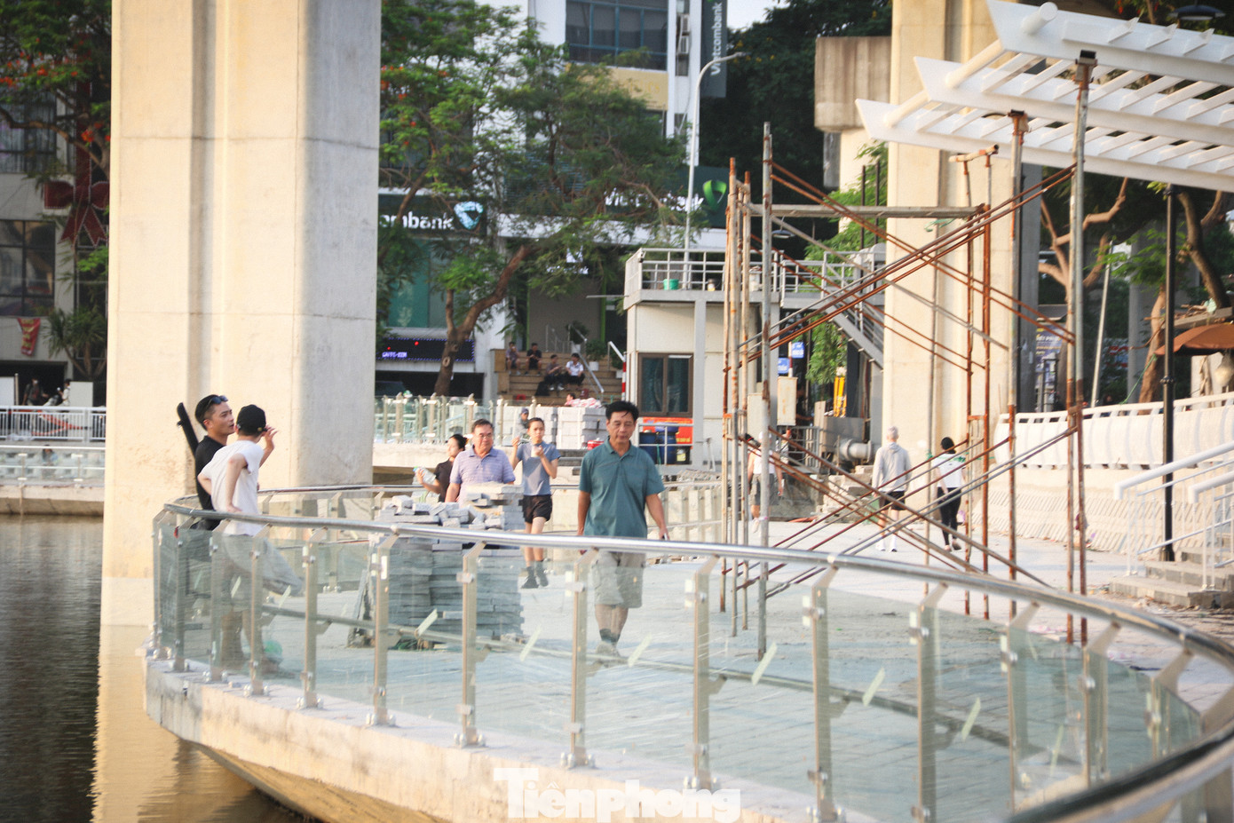 Người dân thản nhiên đi qua khu vực để vật liệu xây dựng và giàn giáo đang thi công. Người dân thản nhiên đi qua khu vực để vật liệu xây dựng và giàn giáo đang thi công.