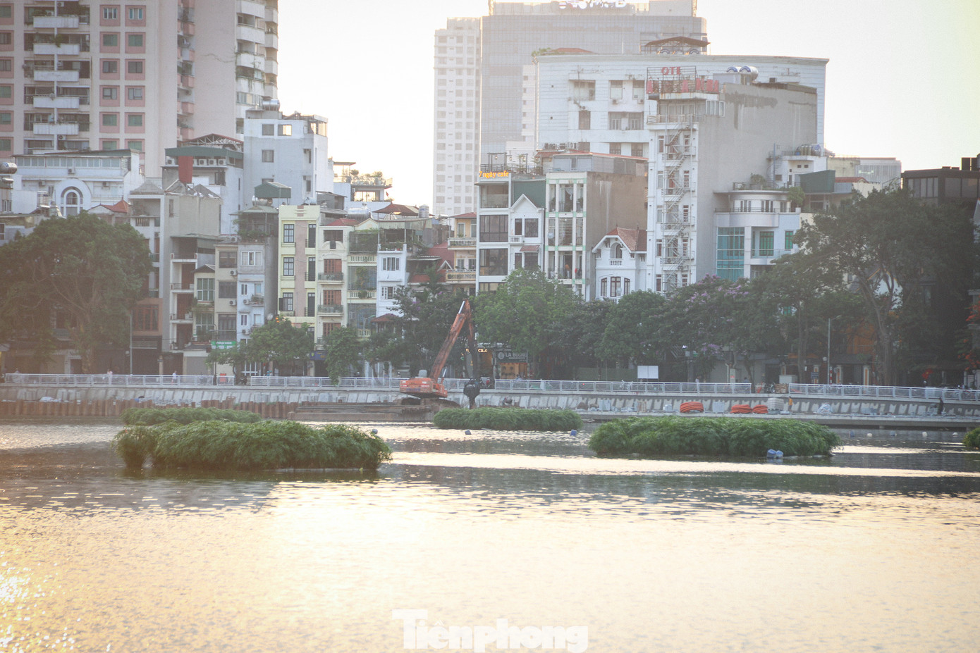Công trình vẫn đang thi công những hạng mục xung quanh hồ Hoàng Cầu. Công trình vẫn đang thi công những hạng mục xung quanh hồ Hoàng Cầu.