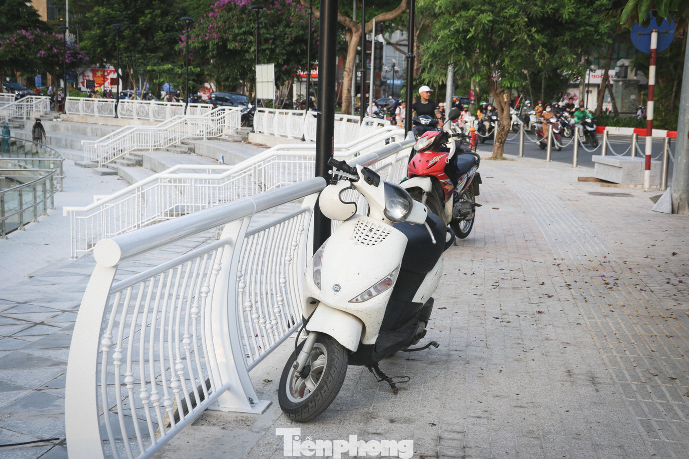 Phương tiện giao thông của người dân xếp dài bên ngoài khu vực sân khấu và khán đài. Phương tiện giao thông của người dân xếp dài bên ngoài khu vực sân khấu và khán đài.