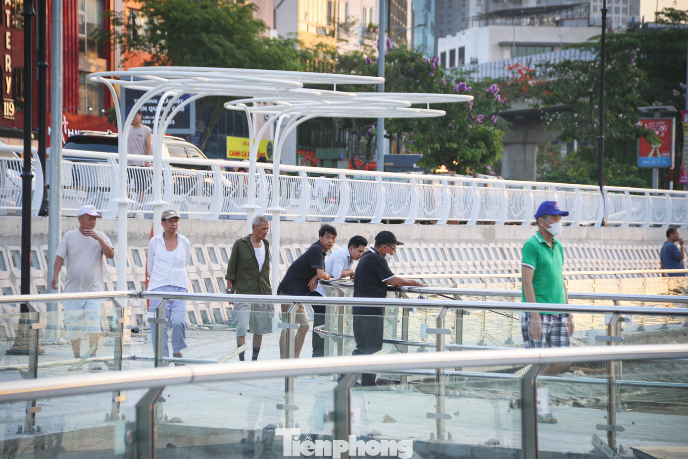 Người dân câu cá, chạy bộ xung quanh hồ Hoàng Cầu. Người dân câu cá, chạy bộ xung quanh hồ Hoàng Cầu.