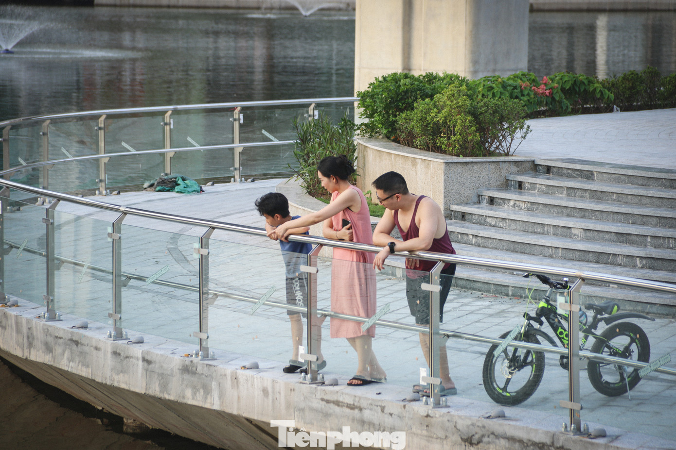 Nhiều gia đình đưa con nhỏ tới đây để đi dạo, tập thể dục. Nhiều gia đình đưa con nhỏ tới đây để đi dạo, tập thể dục.