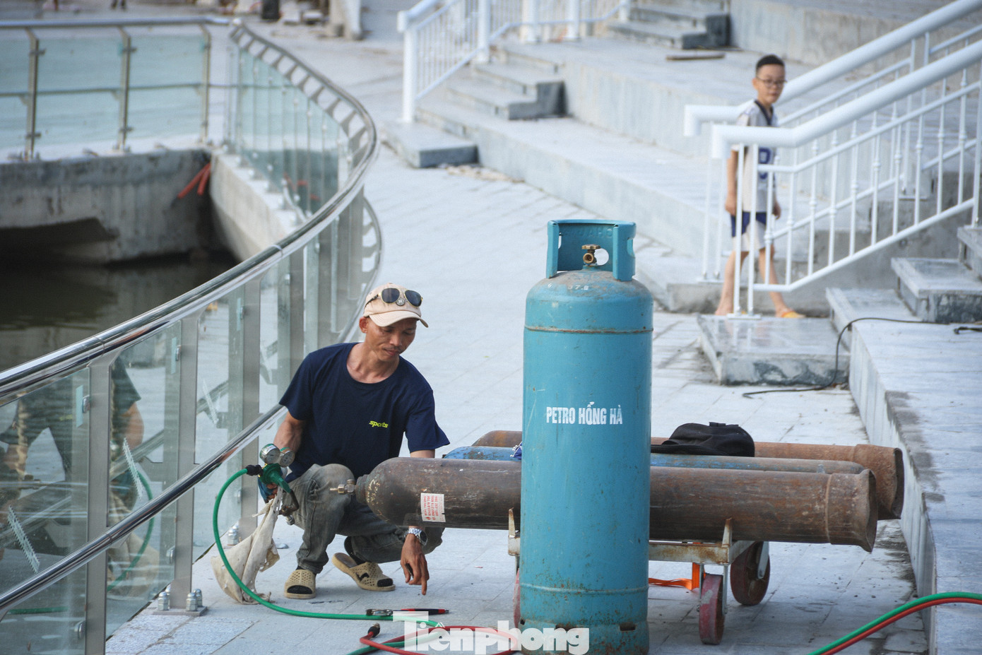 Đáng nói, người dân tới đây đi dạo, thể dục bất chấp những nguy cơ mất an toàn do vật liệu xây dựng bừa bộn khắp nơi. Đáng nói, người dân tới đây đi dạo, thể dục bất chấp những nguy cơ mất an toàn do vật liệu xây dựng bừa bộn khắp nơi.
