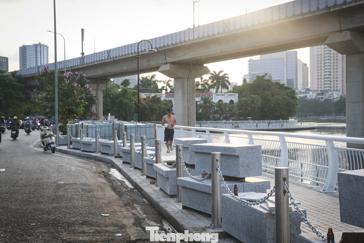 Người dân len lỏi, chạy bộ qua vỉa hè chất đống gạch lát chặn kín lối đi. Người dân len lỏi, chạy bộ qua vỉa hè chất đống gạch lát chặn kín lối đi.