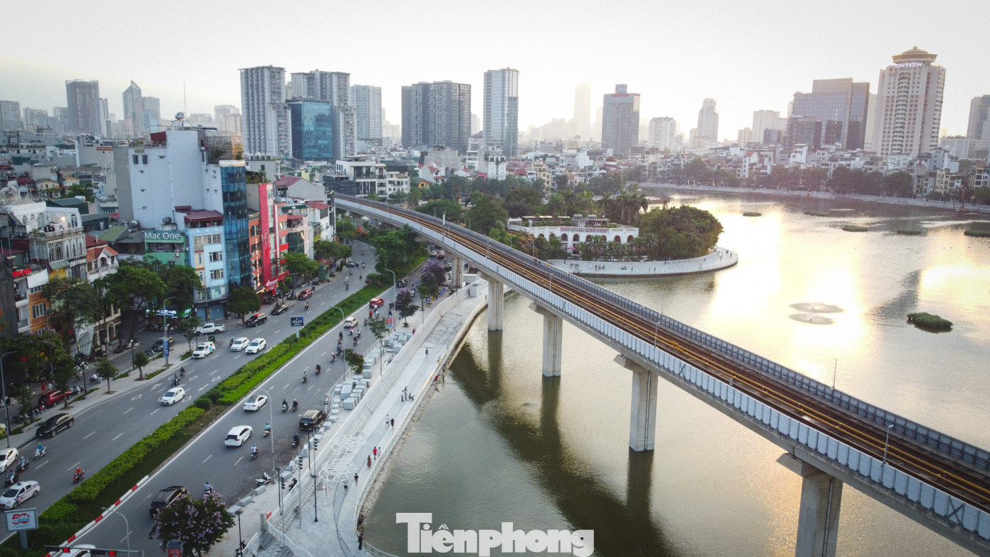 Sau 9 tháng thi công, nhiều hạng mục của dự án cải tạo hồ Hoàng Cầu (quận Đống Đa) đã thành hình, trong đó có khu vực sân khấu và khán đài nổi trên mặt nước. Sau 9 tháng thi công, nhiều hạng mục của dự án cải tạo hồ Hoàng Cầu (quận Đống Đa) đã thành hình, trong đó có khu vực sân khấu và khán đài nổi trên mặt nước.