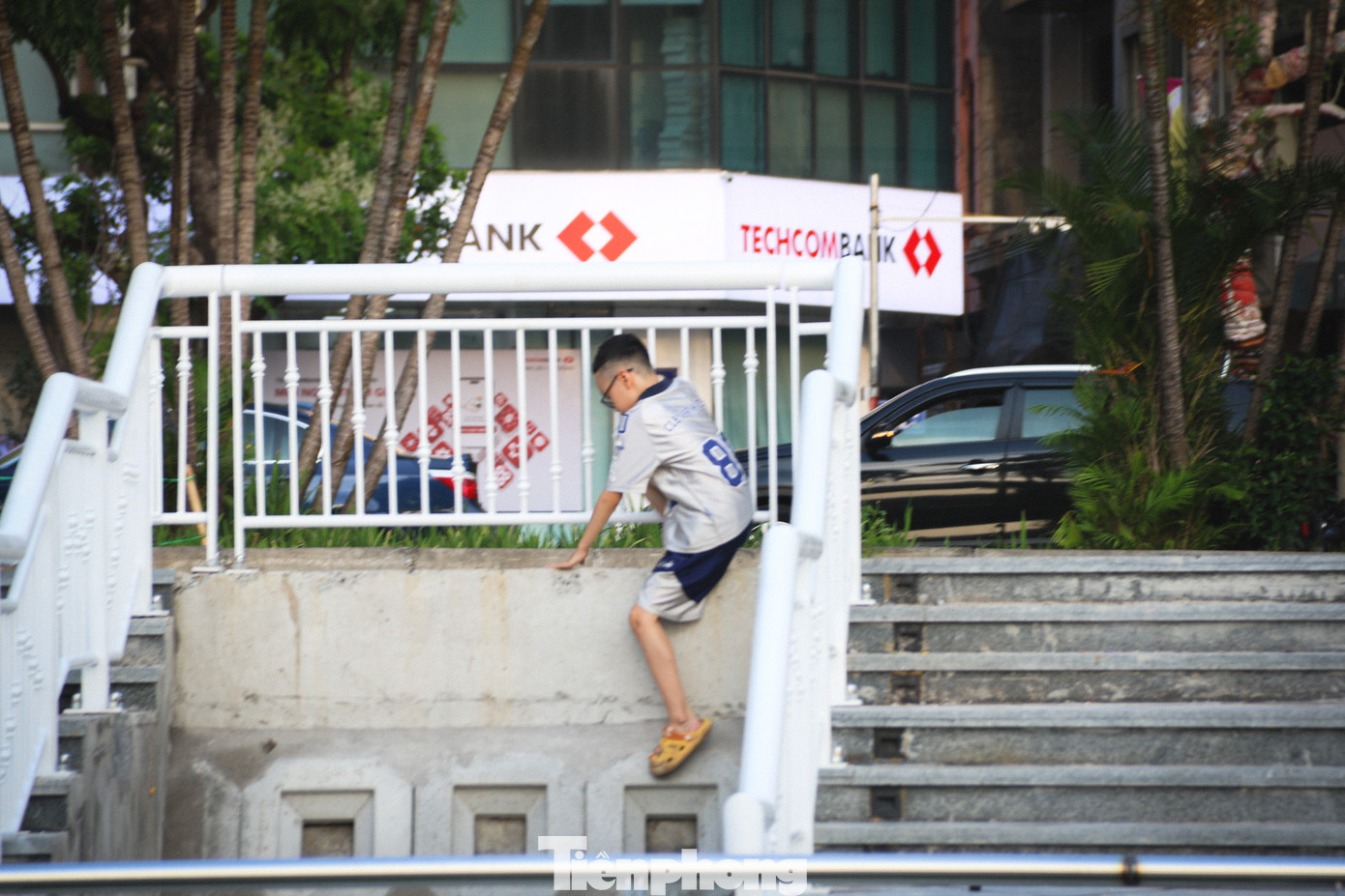 Trẻ em leo trèo tại các khu vực chưa đảm bảo an toàn. Trẻ em leo trèo tại các khu vực chưa đảm bảo an toàn.