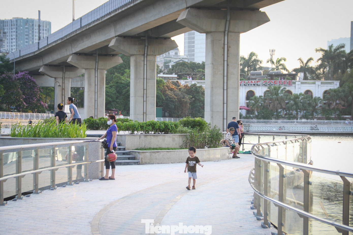 Tuy nhiên, dù dự án đang trong quá trình cải tạo, nâng cấp hạ tầng và không gian xanh, nhưng nhiều người dân vẫn đi bộ, tập thể dục ở bên trong khuôn viên. Tuy nhiên, dù dự án đang trong quá trình cải tạo, nâng cấp hạ tầng và không gian xanh, nhưng nhiều người dân vẫn đi bộ, tập thể dục ở bên trong khuôn viên.