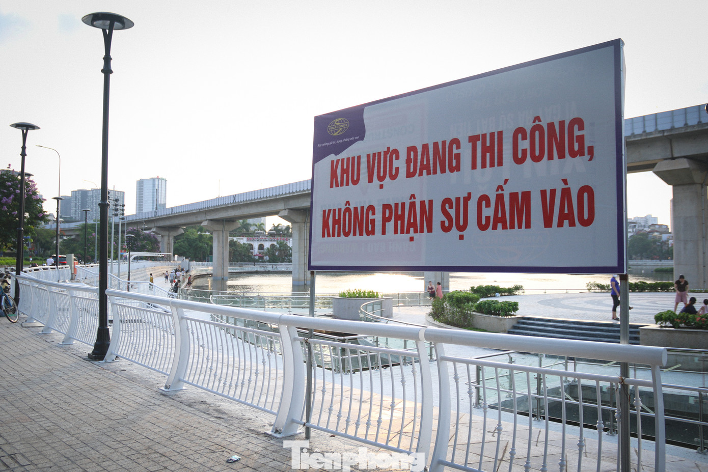 Theo ghi nhận của PV, tuy phía ngoài khu vực thi công kết nối với mặt đường Hoàng Cầu đã được rào chắn và đặt biển cảnh báo nguy hiểm nhưng phần sân khấu và khán đài nổi trên mặt nước vẫn mở để người dân vào. Theo ghi nhận của PV, tuy phía ngoài khu vực thi công kết nối với mặt đường Hoàng Cầu đã được rào chắn và đặt biển cảnh báo nguy hiểm nhưng phần sân khấu và khán đài nổi trên mặt nước vẫn mở để người dân vào.