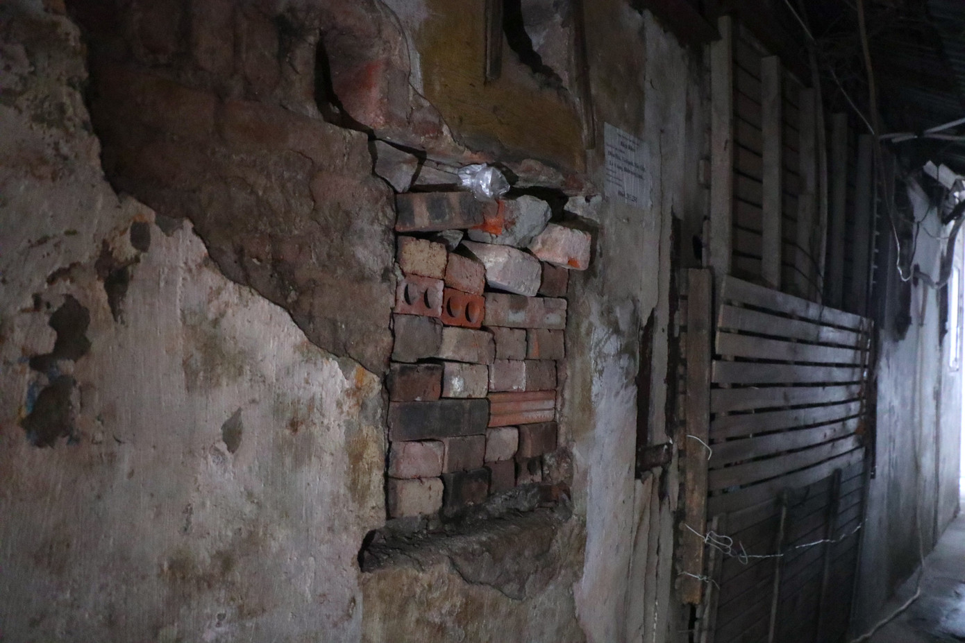 Khu vực trong khuôn viên khu tập thể gỗ tối tăm, xuống cấp khiến cuộc sống người dân gặp rất nhiều bất tiện. Khu vực trong khuôn viên khu tập thể gỗ tối tăm, xuống cấp khiến cuộc sống người dân gặp rất nhiều bất tiện.