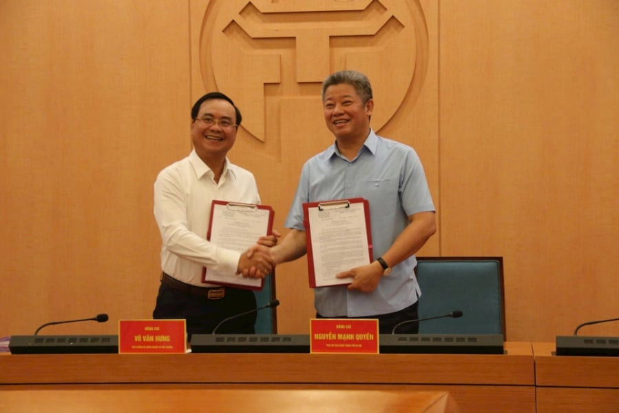 Thứ trưởng Bộ Nông nghiệp và Môi trường Võ Văn Hưng và Phó Chủ tịch UBND TP Hà Nội Nguyễn Mạnh Quyền ký kết Kế hoạch liên tịch tổ chức Festival làng nghề quốc tế năm 2025 - Ảnh: Minh Phú. Thứ trưởng Bộ Nông nghiệp và Môi trường Võ Văn Hưng và Phó Chủ tịch UBND TP Hà Nội Nguyễn Mạnh Quyền ký kết Kế hoạch liên tịch tổ chức Festival làng nghề quốc tế năm 2025 - Ảnh: Minh Phú.
