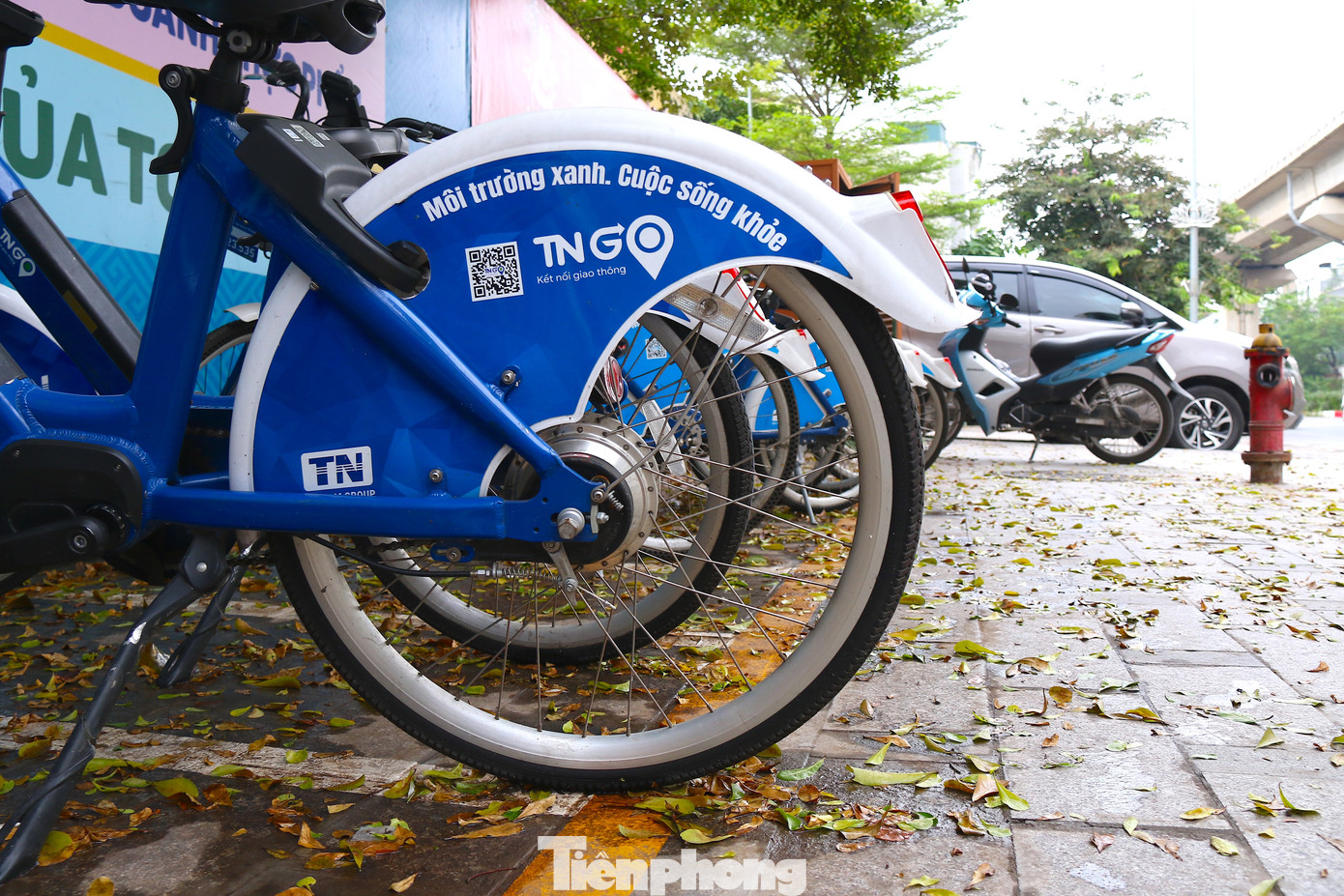 Xe đạp để ngổn ngang ngoài khu vực đỗ xe theo quy định. Trong khi đó, khu vực của bãi đỗ trở thành nơi đỗ ô tô, xe máy khiến trạm xe bị che khuất, người dân khó tiếp cận.