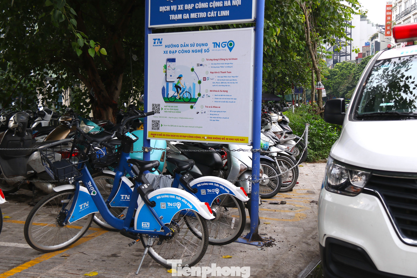 Xe đạp để ngổn ngang ngoài khu vực đỗ xe theo quy định. Trong khi đó, khu vực của bãi đỗ trở thành nơi đỗ ô tô, xe máy khiến trạm xe bị che khuất, người dân khó tiếp cận.