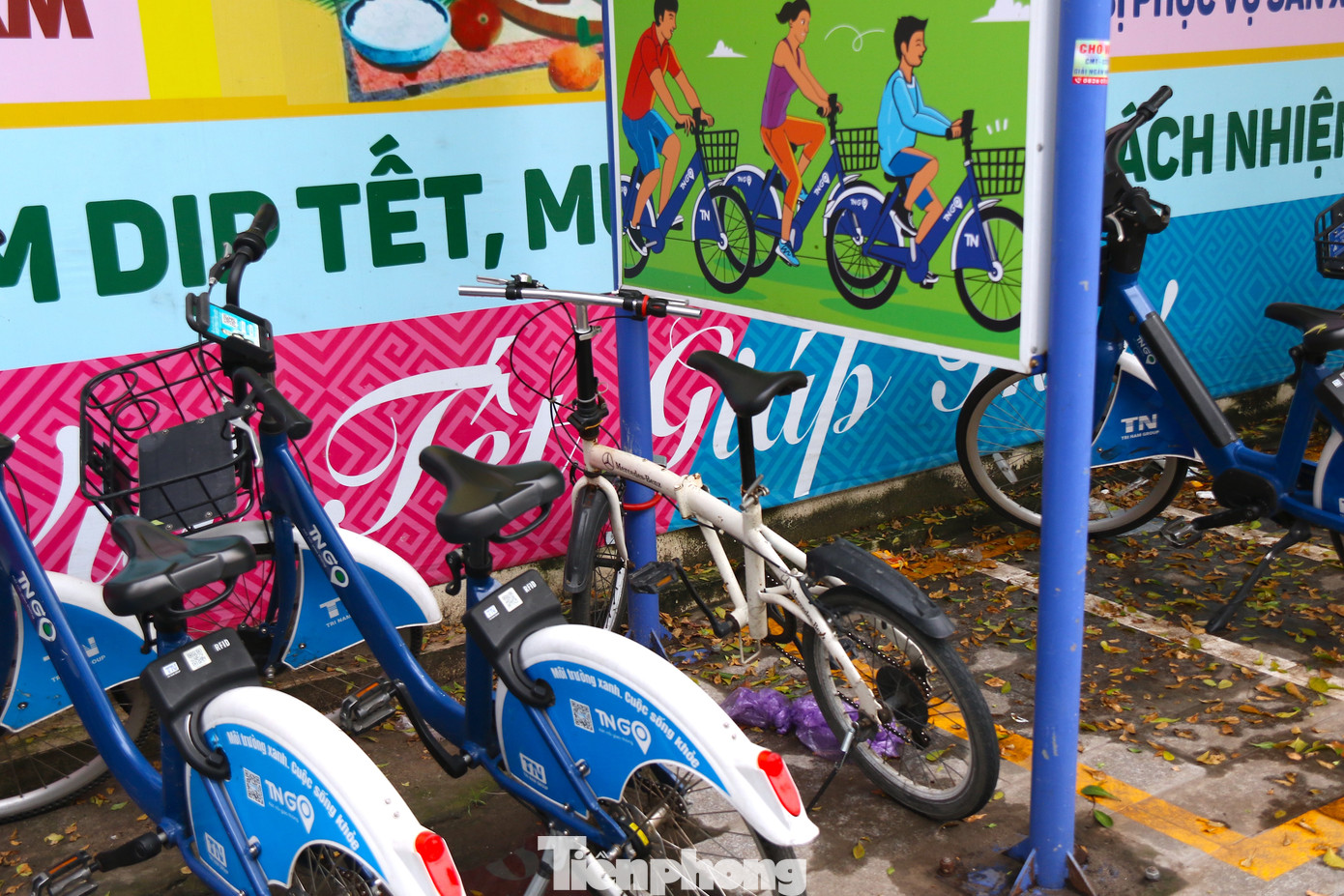 Khu vực còn trở thành chỗ để xe đạp thường cho người dân.