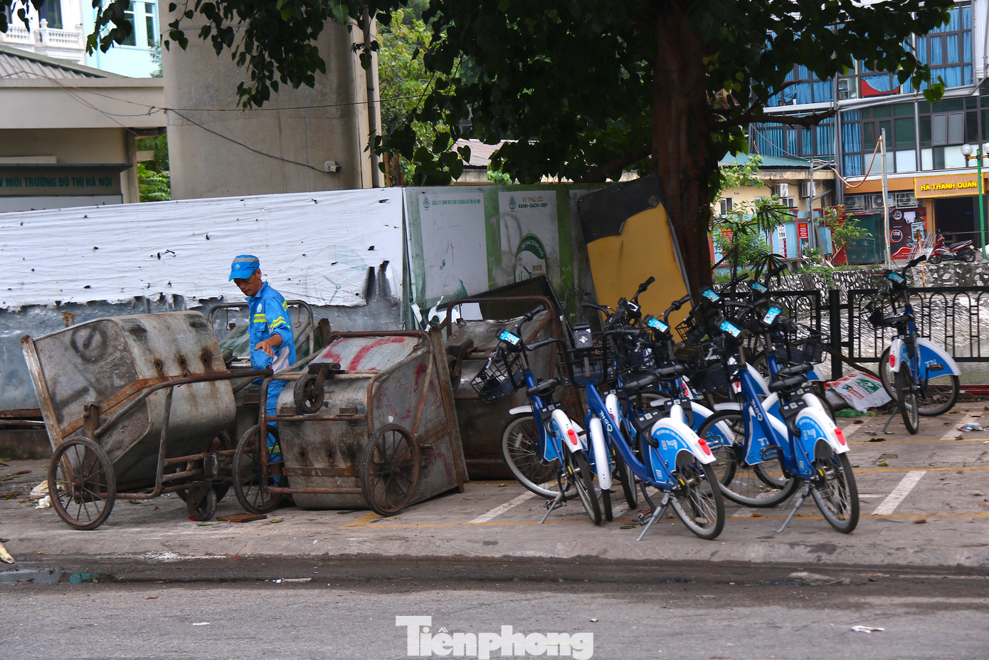 Ghi nhận tại trạm xe đạp công cộng dưới chân ga Cát Linh, vì trạm xe nằm sát khu vực tập kết rác bốc mùi hôi thối nên ít người lựa chọn sử dụng thuê phương tiện tại đây. Dù vào giờ cao điểm đi làm buổi chiều vẫn có khoảng 20 chiếc xe đạp xếp ngổn ngang chưa được sử dụng.
