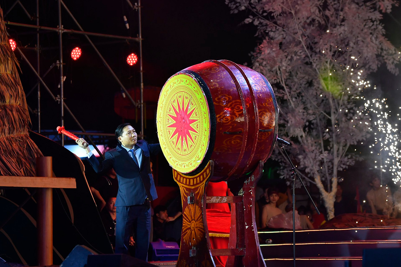 Bí thư Huyện uỷ Mê Linh Nguyễn Thanh Liêm đánh trống khai mạc lễ hội Bí thư Huyện uỷ Mê Linh Nguyễn Thanh Liêm đánh trống khai mạc lễ hội