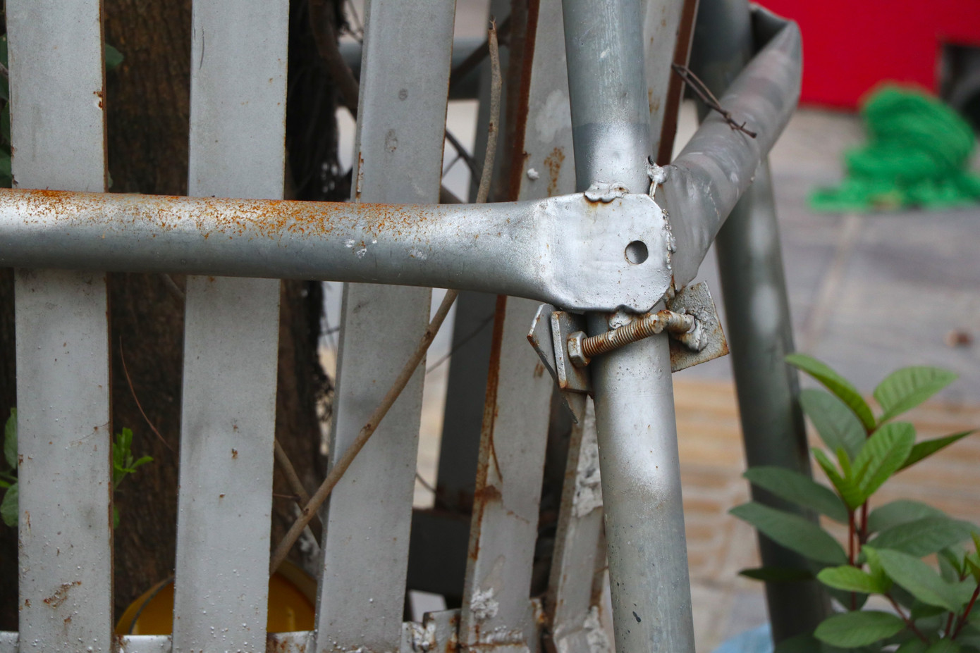 Những khung hàng rào được hàn sắt cố định.