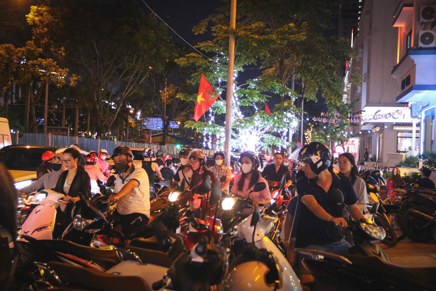 Tắc "không lối thoát", nhiều người lựa chọn gửi xe máy, để đi bộ về nhà.