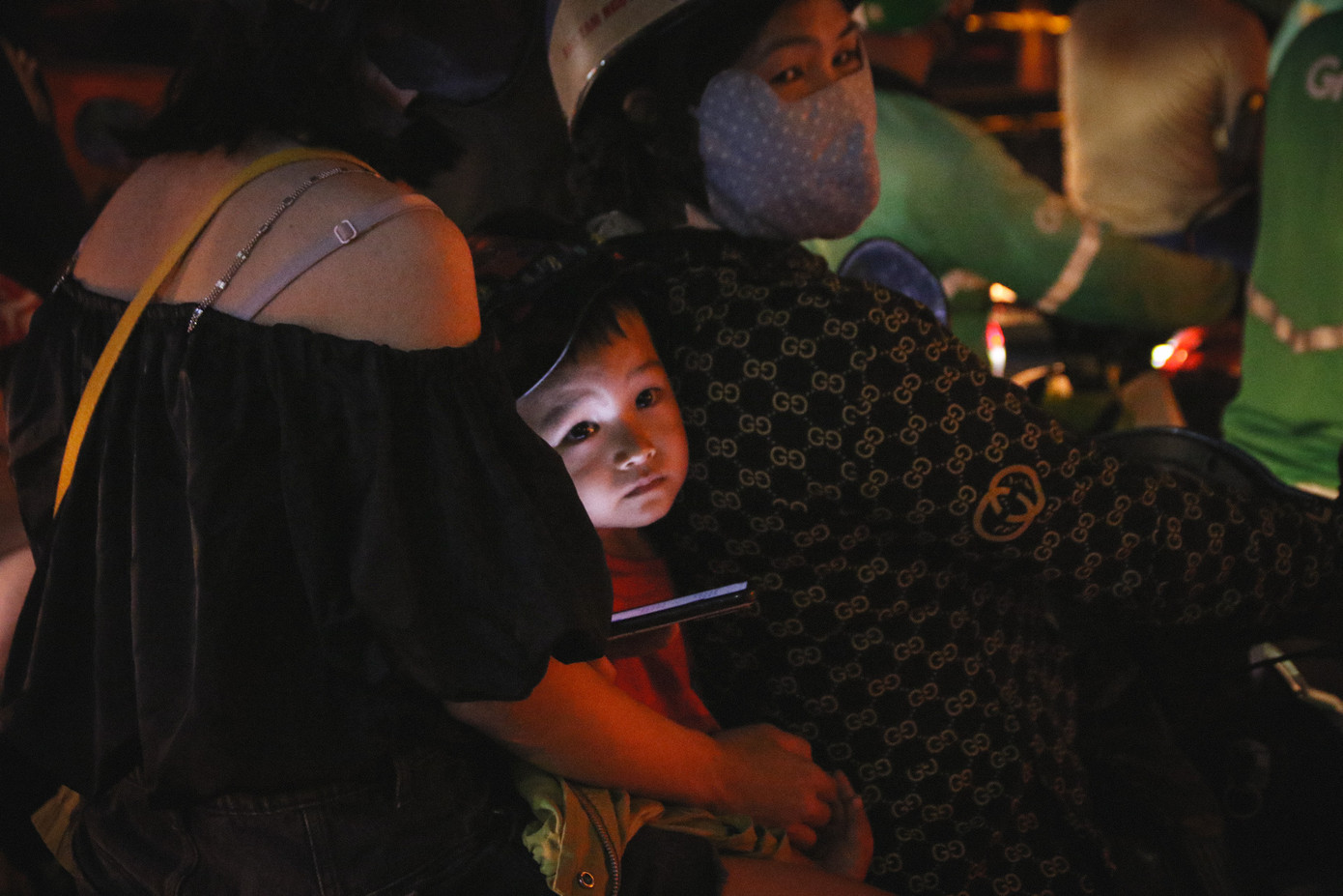 Người dân mệt mỏi, đứng chôn chân tại tuyến đường.