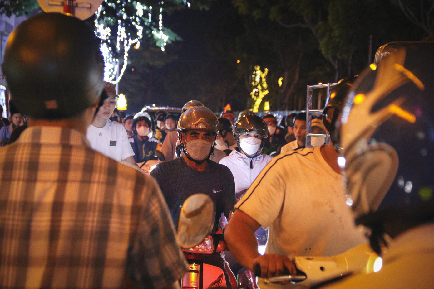 Nhiều phương tiện di chuyển nhiều giờ không qua được khu vực này.