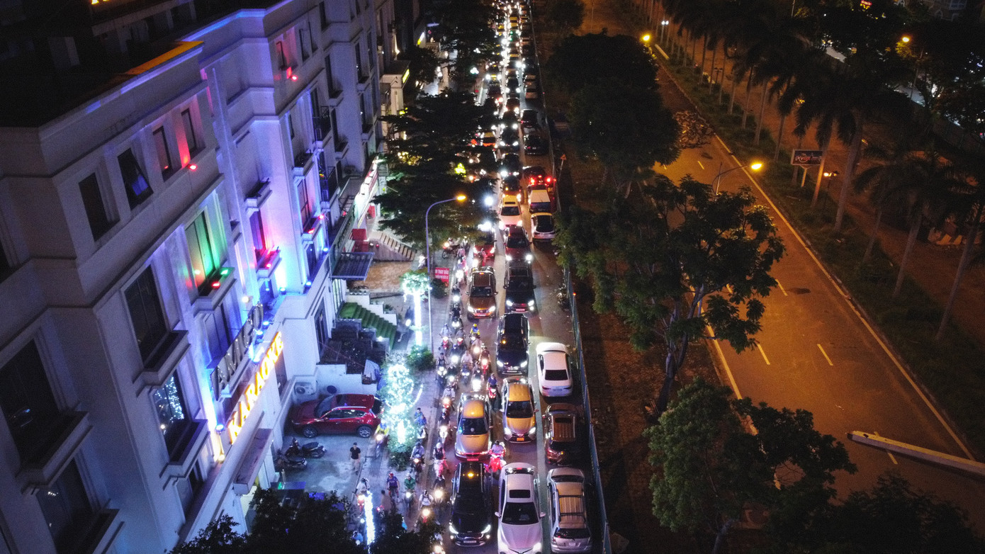 Hàng dài phương tiện hỗn loạn ở ngã tư Hoàng Tùng.