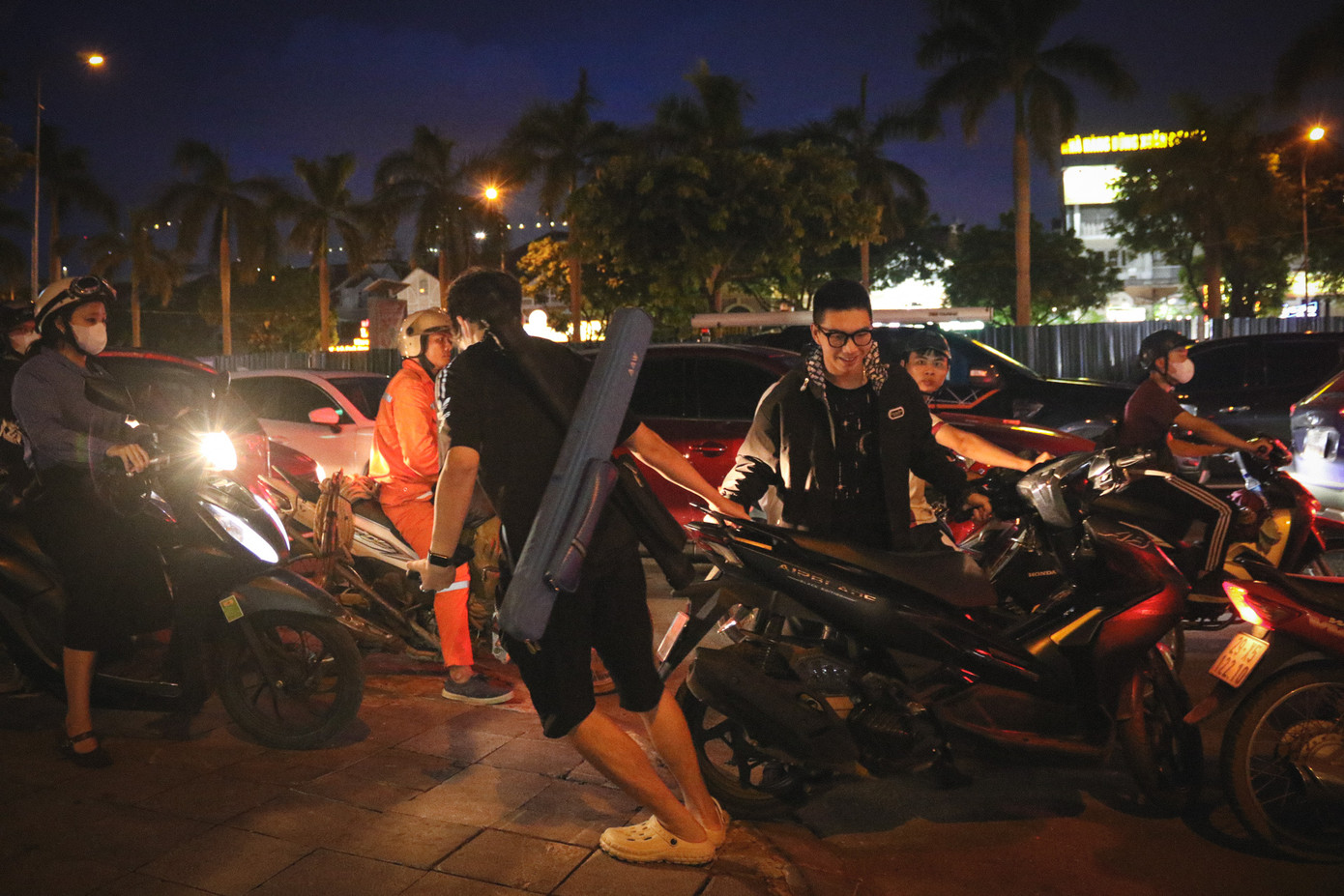 Một số phương tiện bất chấp quy định, đi ngược chiều để nhanh chóng di chuyển qua đoạn tắc.