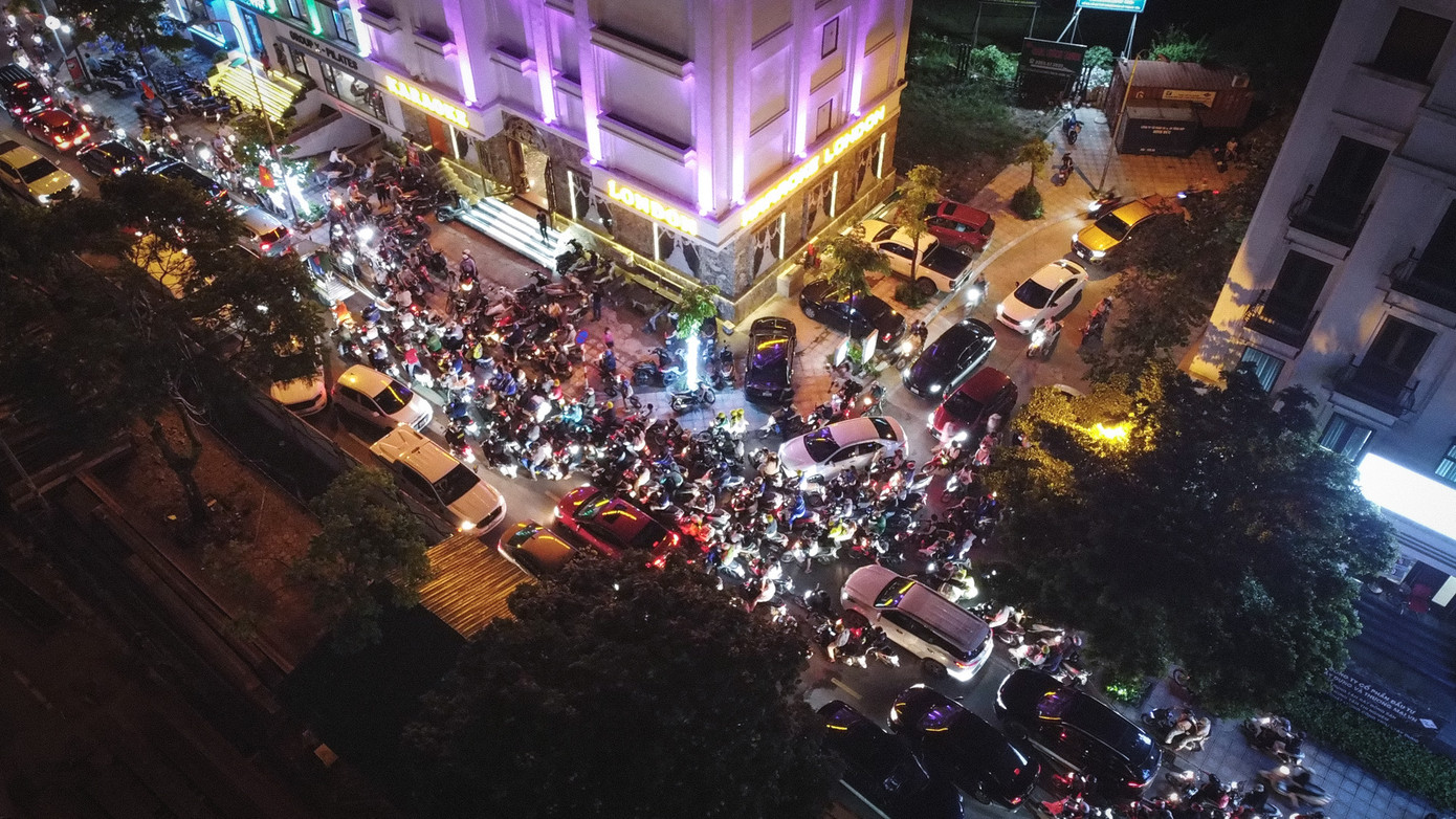 Do 2 đầu đường Hoàng Tùng đoạn cổng chào Thiên Đường Bảo Sơn bị chặn, nhiều phương tiện dừng đỗ sai quy định tại đường gom Hoàng Tùng và đường nội khu cạnh tòa chung cư Gemek 1 dẫn đến ùn tắc nghiêm trọng vào giờ cao điểm.