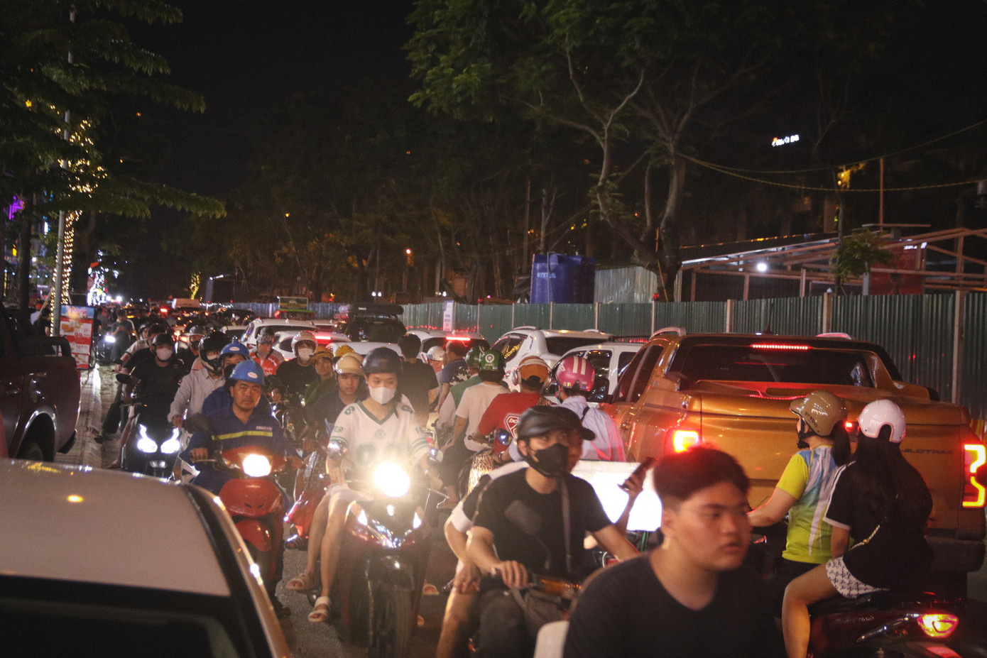 Ghi nhận trong tối 2/7, giao thông khu vực đường đường gom Đại lộ Thăng Long (rẽ phải vào đường An Khánh, tại Km 9+500) tình trạng ùn tắc diễn ra nghiêm trọng từ 17h.