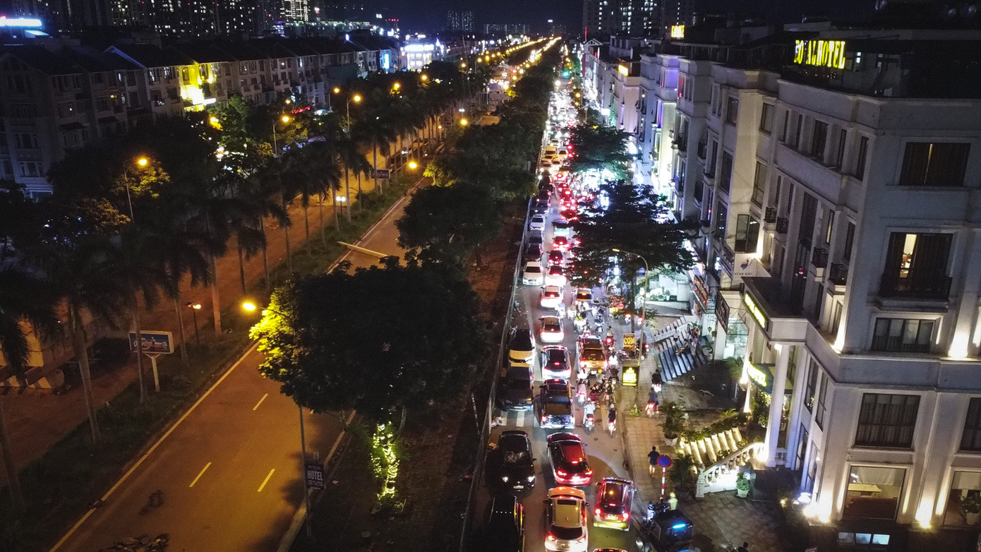 Để phục vụ thi công nút giao 4 nhánh khác mức hiện đại hơn 2.300 tỷ đồng giữa vành đai 3.5 với Đại lộ Thăng Long (Hà Nội), cơ quan chức năng đã tiến hành điều chỉnh lại giao thông khu vực đường gom đại lộ Thăng Long và khu vực đường Hoàng Tùng (Hoài Đức) từ tháng 5 vừa qua.