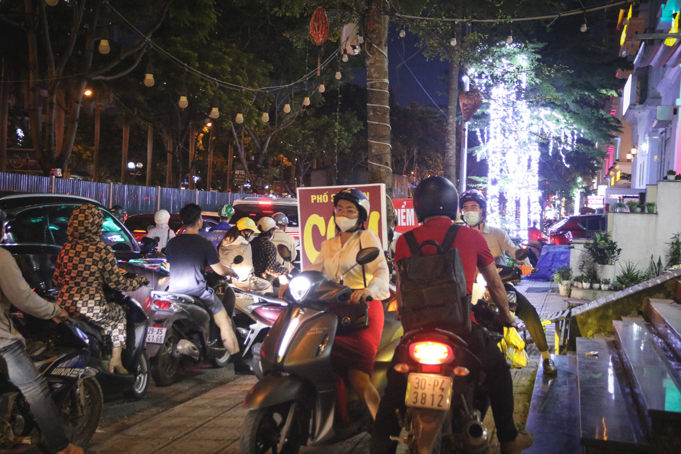 Một số phương tiện bất chấp quy định, đi ngược chiều để nhanh chóng di chuyển qua đoạn tắc.