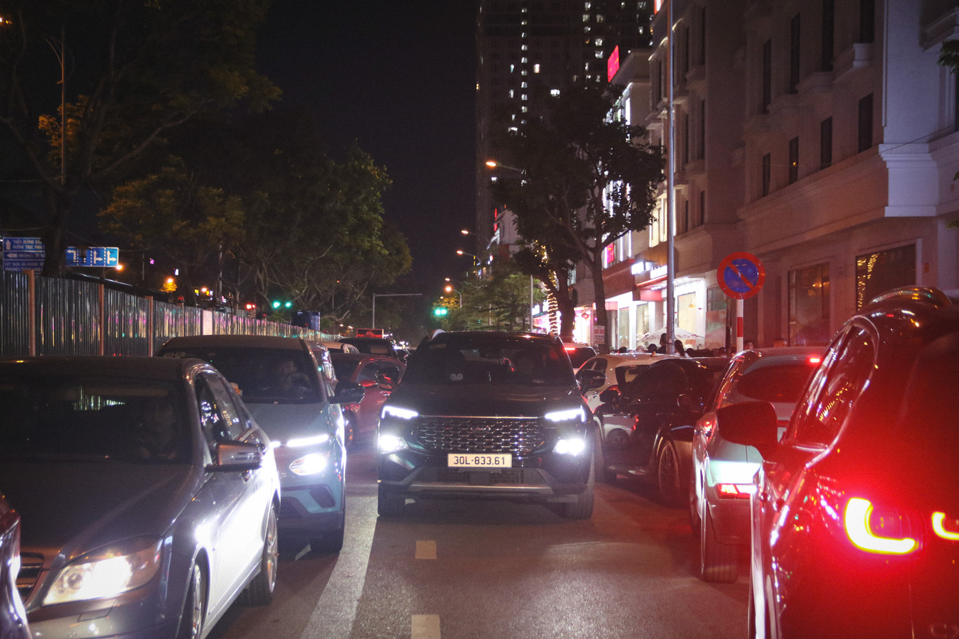 Tới 20h, tình trạng ùn tắc giao thông trên tuyến đường Nội vẫn chưa có dấu hiệu "hạ nhiệt".