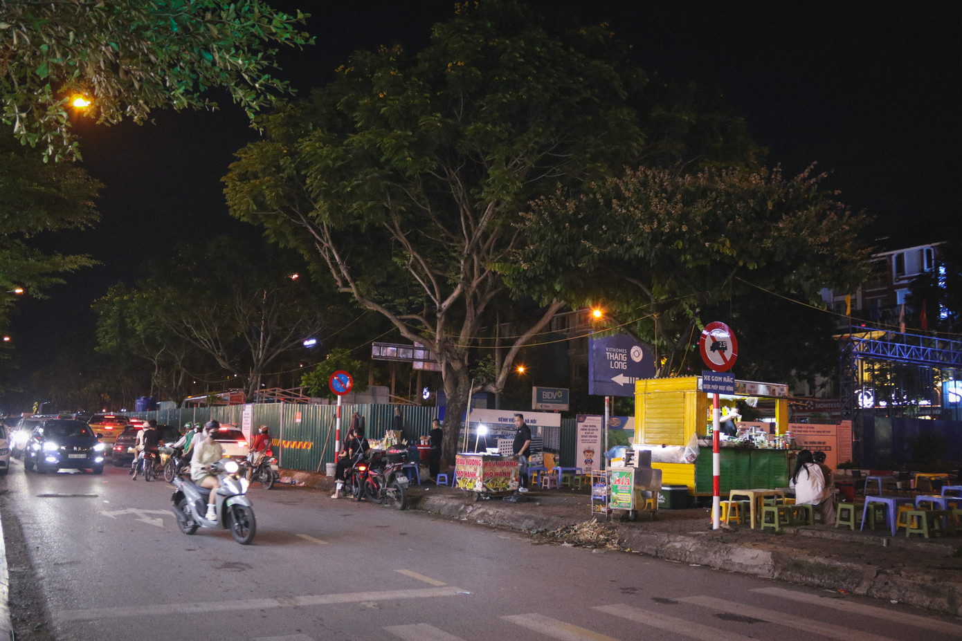 Dù có biển cấm dừng đỗ nhưng tình trạng đỗ xe dọc đường vẫn diễn ra.