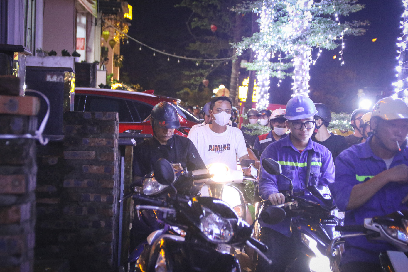 Người dân mệt mỏi, đứng chôn chân tại tuyến đường.