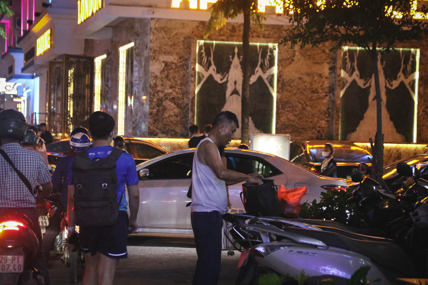 Người dân "bỏ lại" phương tiện, mệt mỏi đi bộ về nhà.