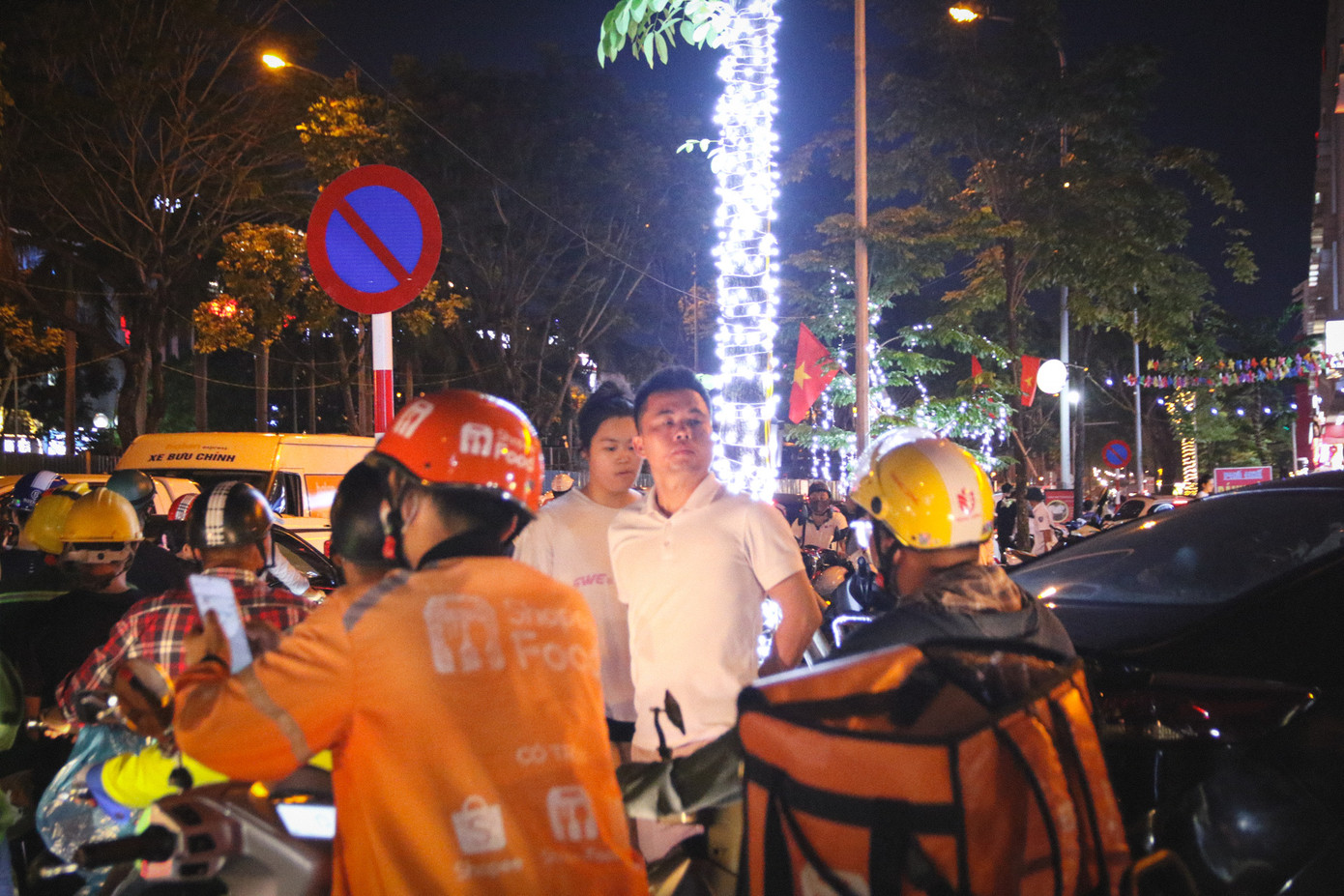 Người dân "bỏ lại" phương tiện, mệt mỏi đi bộ về nhà.