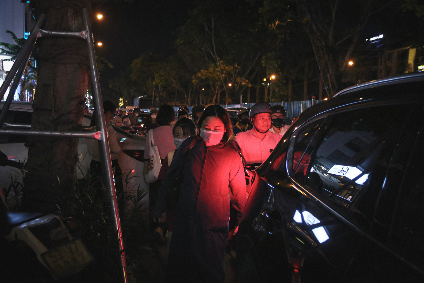 Chị Hà (sống tại Gemek 1, Hoài Đức) cho biết, chị về tới đầu đường gom Hoàng Tùng chỉ cách nhà hơn 200m nhưng hơn 1 tiếng không về nổi nhà do đường tắc. "Từ ngày tổ chức phân luồng làm nút giao, tôi thường xuyên bị tắc đường vào giờ cao điểm. Hôm nay tắc lâu quá nên đành phải gửi xe tại các tòa nhà lân cận để đi bộ về nhà. Chồng tôi đi ô tô tan làm về từ 17h nhưng giờ vẫn chưa thoát được chỗ tắc", chị Hà bộc bạch.