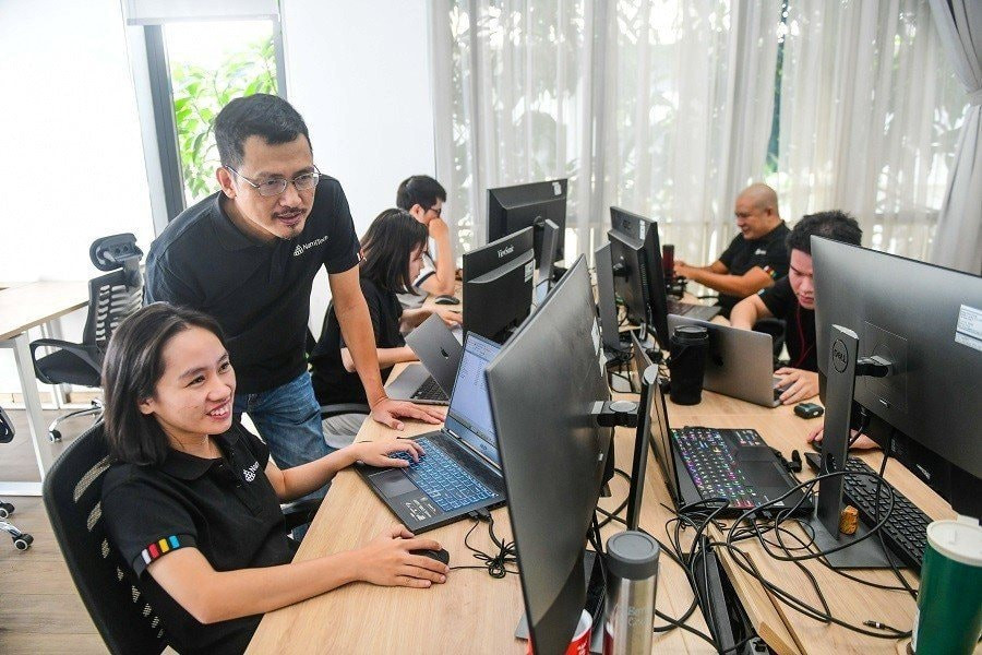 Nhà sáng lập NamiTech, ông Nguyễn Thành Lâm và các cộng sự. Nhà sáng lập NamiTech, ông Nguyễn Thành Lâm và các cộng sự.