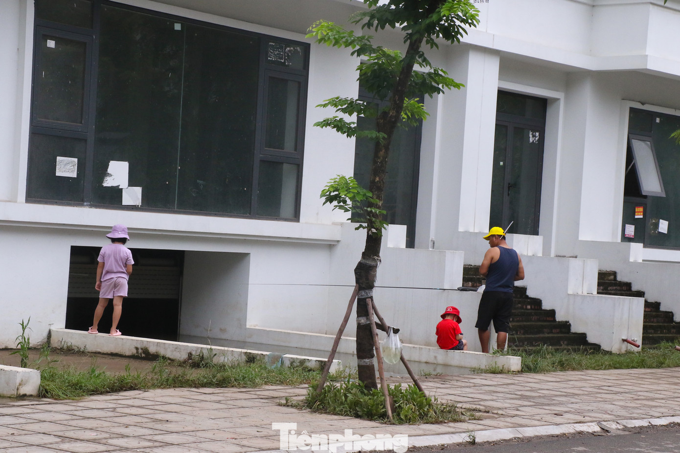 Cuối tuần là dịp mà nhiều người dân tại khu vực này đi câu cá tại các hầm nước. Anh Phạm Tuấn (An Khánh, Hoài Đức) cùng hai con đến khu vực hầm của biệt thự gần nhà để câu cá: "Không biết cá ở đây là ai thả nhưng có rất nhiều, mình đưa các con ra câu thư giãn trong dịp nghỉ hè".