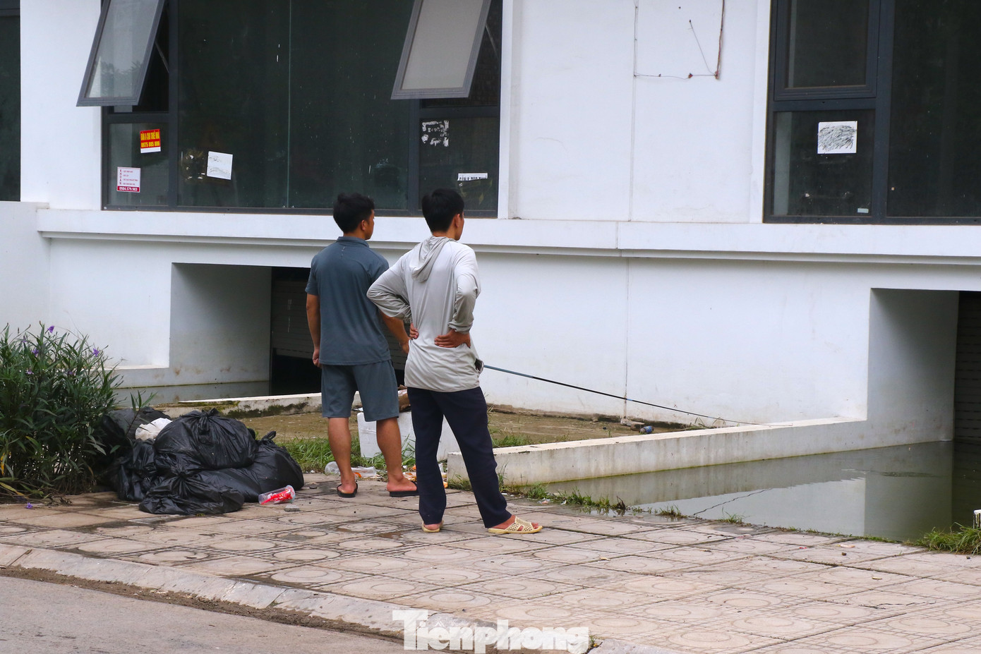 Nằm tại khu đô thị mới được quy hoạch đồng bộ, nhưng nhiều căn nhà liền kề mặt đường Lê Trọng Tấn (huyện Hoài Đức, Hà Nội) thường xuyên bị ngập nước sau các trận mưa lớn.