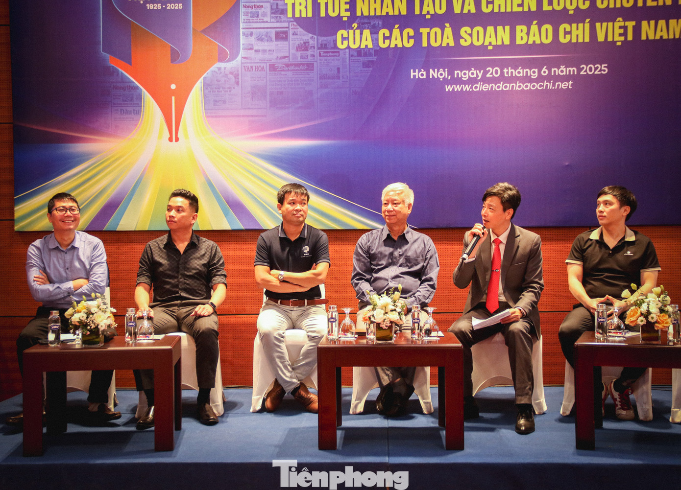 Các đại biểu tham dự phiên thảo luận 4.