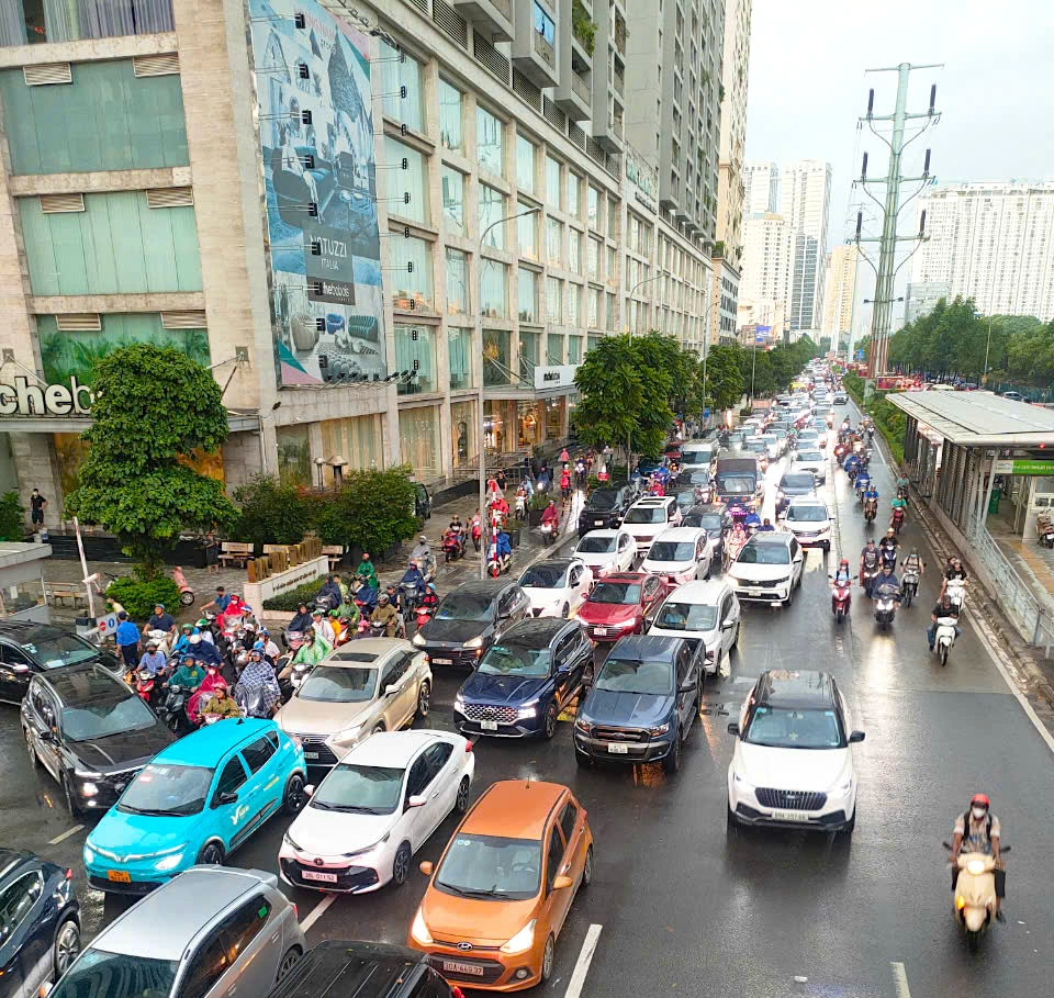 Tại tuyến đường Lê Văn Lương, các phương tiện ùn tắc kéo dài hàng km.