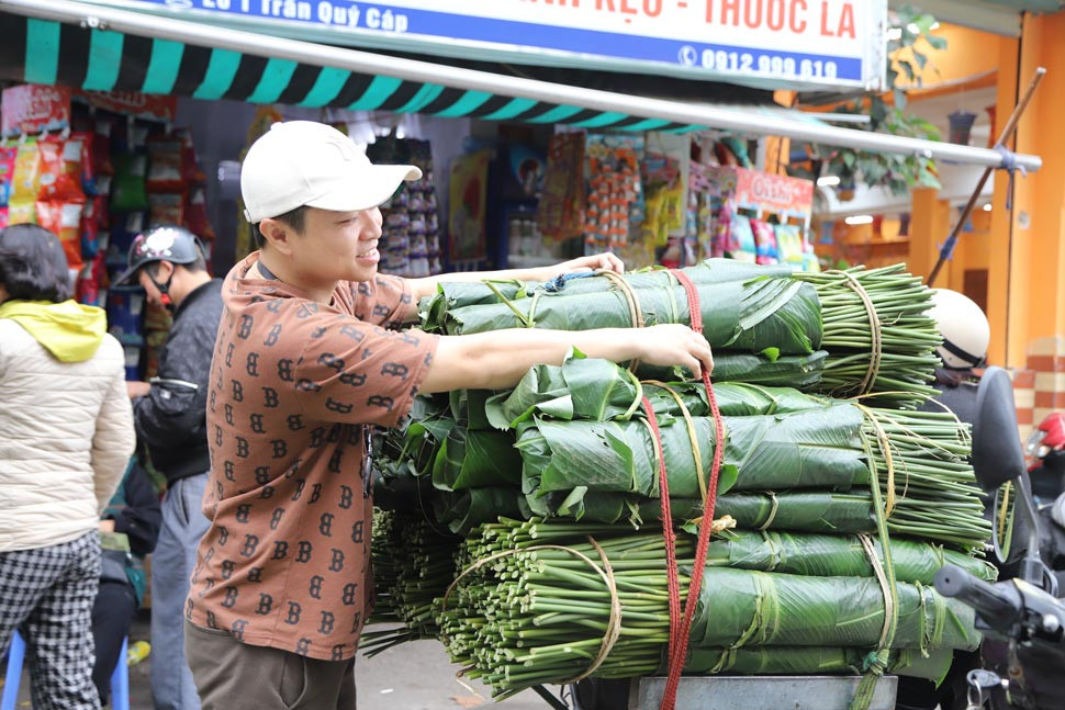 Có thâm niên 10 năm bán lá dong tại chợ Trần Quý Cáp, anh Nguyễn Hải Vinh cho biết, dịp Tết năm nay, mỗi ngày cửa hàng anh nhập hơn 10 vạn lá dong để đổ buôn cho khách. "Lá dong rừng khi gói bánh sẽ cho ra màu xanh đẹp, bánh thơm mà lúc bóc không bị dính. Còn dùng lá dong quê gói bánh chưng thì sẽ có màu vàng, muốn xanh phải cho thêm lá riềng, lá dính vào bánh khi bóc", anh Vinh chia sẻ.