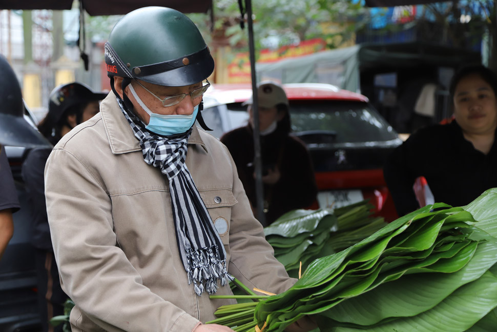 Nhiều khách lẻ, mua với số lượng ít, khoảng vài trăm tàu để gói bánh trong gia đình.