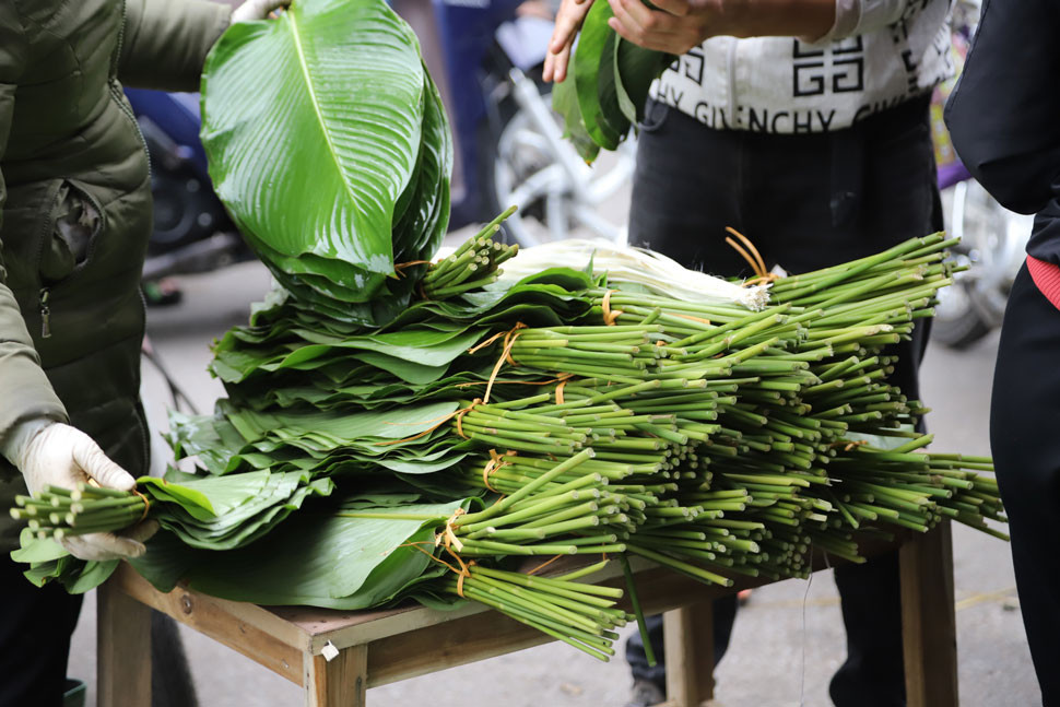 Tại đây, lá dong được bán quanh năm nhưng thời điểm nhộn nhịp nhất là dịp cận Tết Nguyên đán, từ 23 - 29 Tết. Ghi nhận ngày 28 tháng Chạp, lá dong bán chậm hơn mọi năm, giá bán không chênh lệch nhiều so với mọi năm dao động từ khoảng 50.000 - 70.000 đồng/bó một trăm lá.