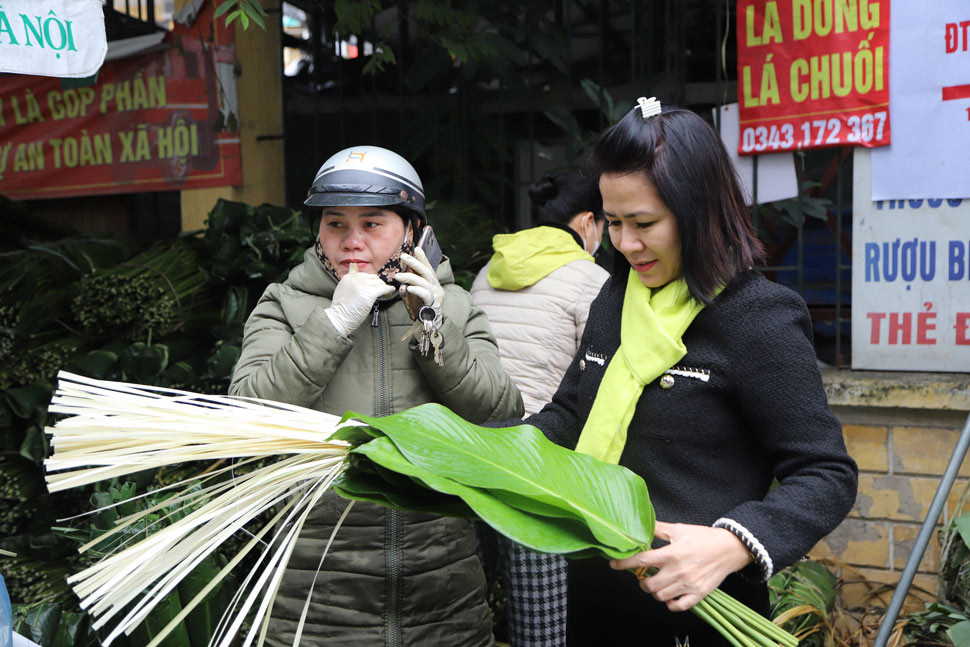 Ngoài lá dong, lạt gói bánh chưng cũng được bán với mức giá từ 12.000-20.000 đồng/bó.