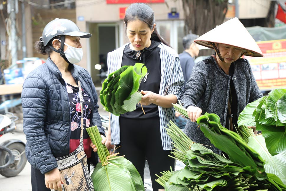 "Chục năm trở lại đây, phần lớn mọi người đặt mua chứ không còn thời gian gói bánh chưng. Nhưng với tôi thì việc mua, rửa lá dong, gói rồi trông nồi bánh chưng mới có cảm giác Tết", bà Lan Phương (Giảng Võ) nói.