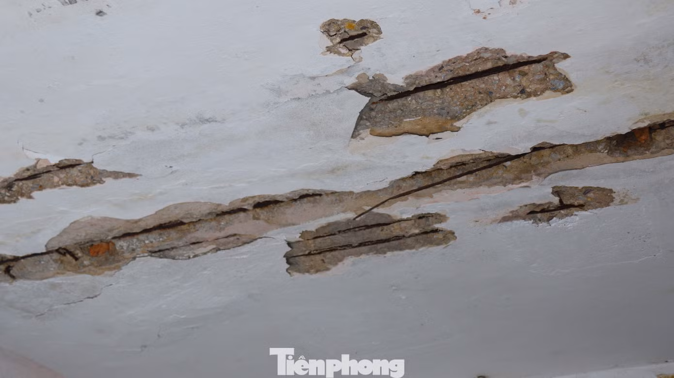 Nhiều khu nhà tại tập thể B3 Trung Tự xuống cấp, nhiều bức tường, nền nhà bị bong tróc, nứt vỡ và hệ đường dây điện lộn xộn.