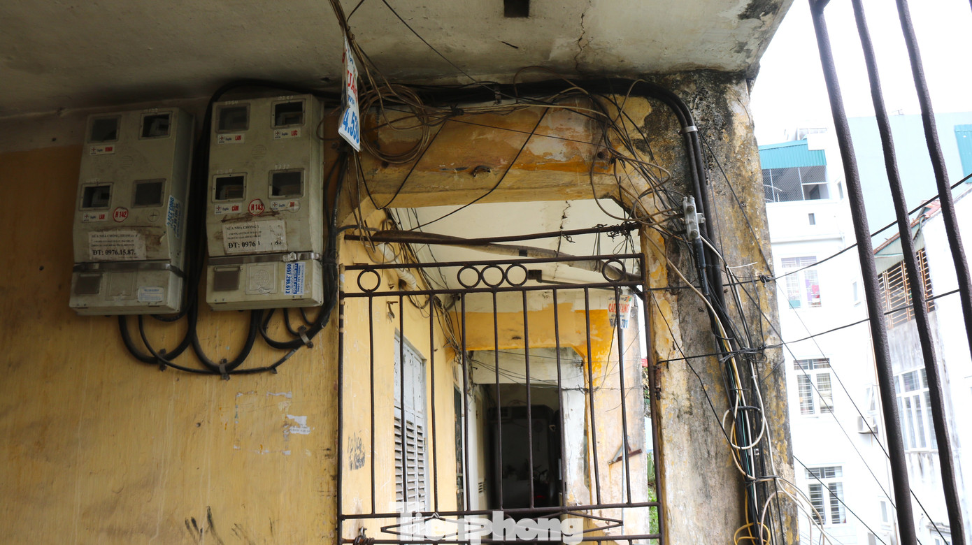 Chị Thái Hà (30 tuổi, Đống Đa) sống cùng gia đình trong hơn 20 năm tại căn tập thể tầng 5 Đặng Văn Ngữ. Chị cho biết, khu nhà xuống cấp nhiều, đặc biệt là sau đợt mưa bão vừa rồi. &quot;Gia đình mình đã có kế hoạch chuyển tới nơi khác sinh sống, nhưng đa số dân cư khu vực này lựa chọn vẫn sống tại đây vì vị trí thuận lợi. Việc đền bù người dân cũng mong muốn được bằng hoặc hơn các khu vực khác tương tự trong nội thành để đảm bảo quyền lợi cho người dân&quot; chị Hà chia sẻ nguyện vọng.