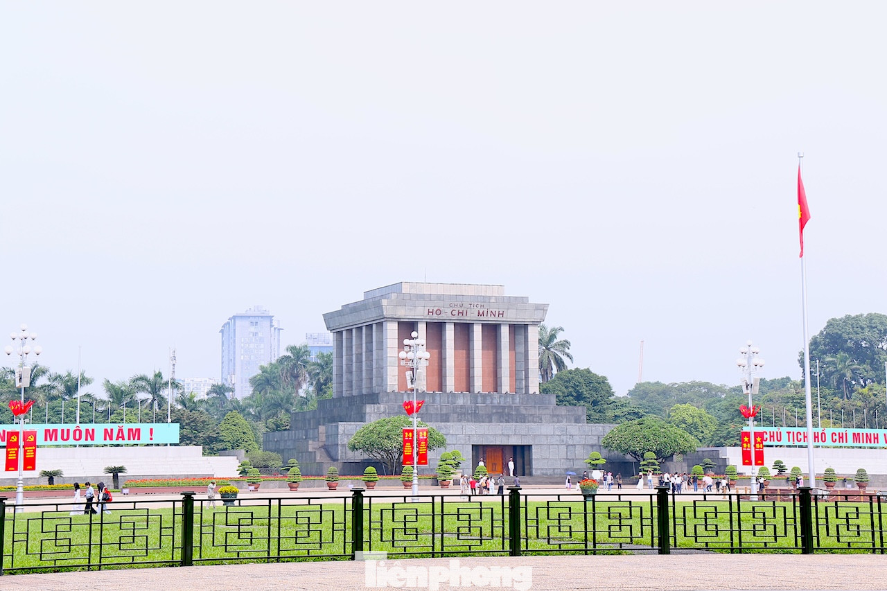 Khu vực Lăng Chủ tịch Hồ Chí Minh, Quảng trường Ba Đình rực rỡ cờ hoa.